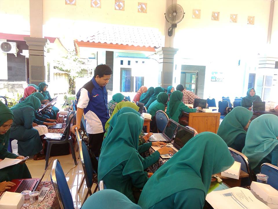 Relawan TIK mendampingi Pelatihan Dawis Tim Penggerak PKK Kecamatan Kepohbaru