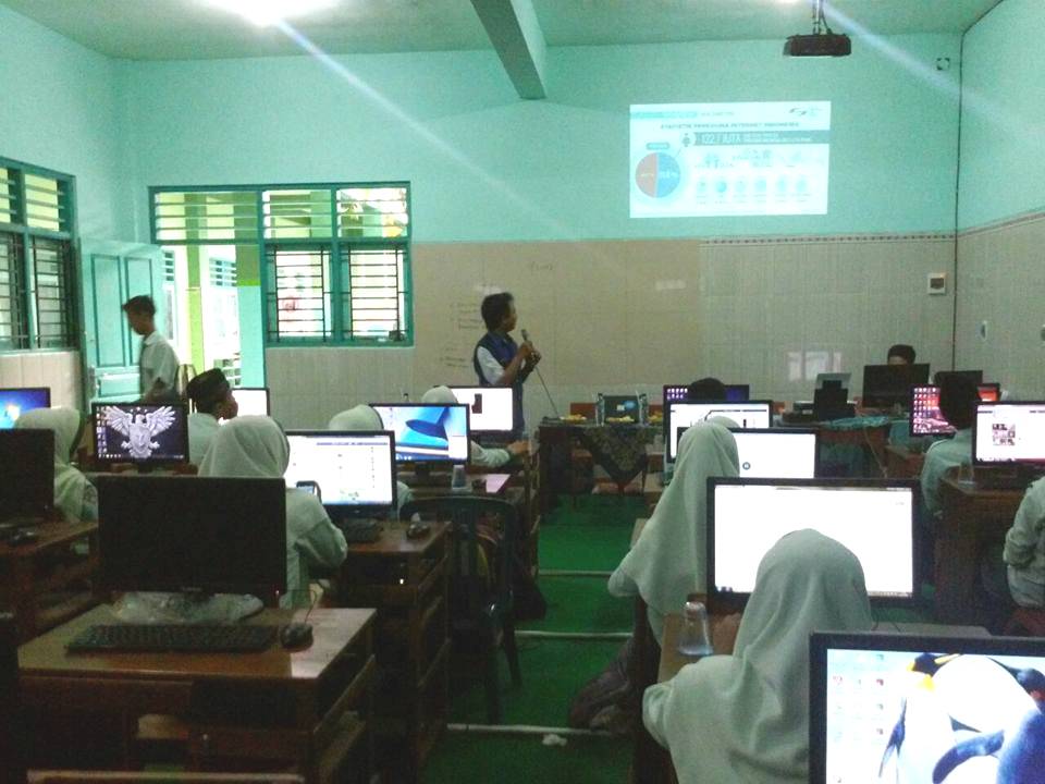 RTIK Goes To School : Belajar Bersama Penggunaan Internet Secara Produktif