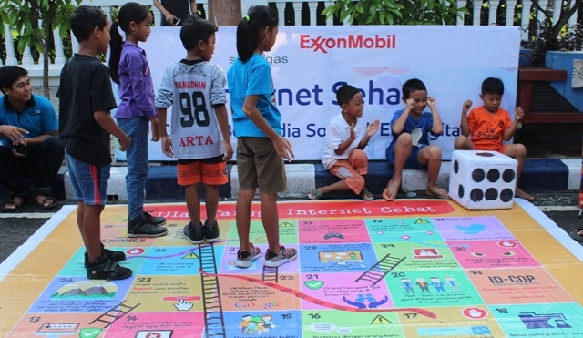 Wow “Ular Tangga Raksasa” Hebohkan Car Free Day Alun-Alun Bojonegoro
